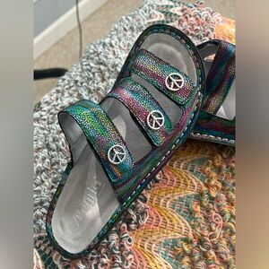 Adorable women’s hippie peace sign black sandals by Alegria. Size 38.
